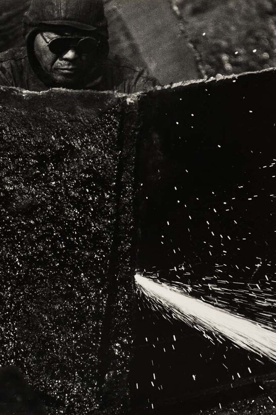 Kiyoshi Niiyama (Prefettura di Ehime, Giappone, 1911 – Tokyo, Giappone, 1968) - Senza titolo (Saldatore), anni cinquanta-sessanta - Stampa ai sali d’argento, 52,4 × 41,2 cm © Estate of the Artist - Kiyoshi Niiyama