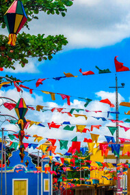 Decoração típica de festa junina. Aqui no nordeste brasileiro temos quadrilhas, arraias, barraca do beijo, forro, fogueiras e comidas típicas, aquelas comidas regionais com gostinho de casa, gostinho de lar