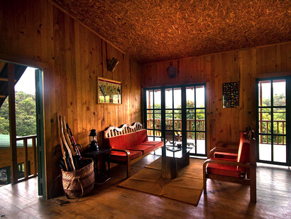 Salón principal de una de las cabañas de Ulcumano Ecolodge enOxapampa, Perú