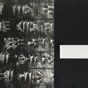 Vincenzo Agnetti, Frammento di Tavola di Dario tradotta in tutte le lingue, 1973. Fotografia e scrittura, 50 x 109 cm. Courtesy of Osart Gallery
