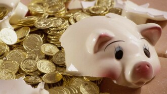 Hucha rota para rescatar los ahorros guardados en ella