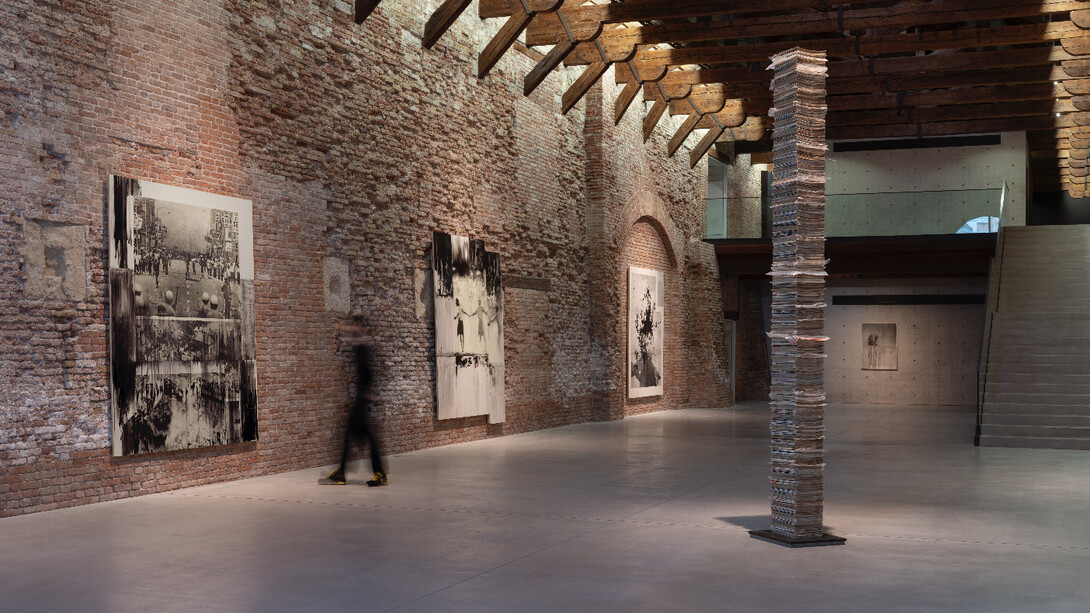 Lorna Simpson, Third person, veduta della mostra. Cortesia di Punta della Dogana