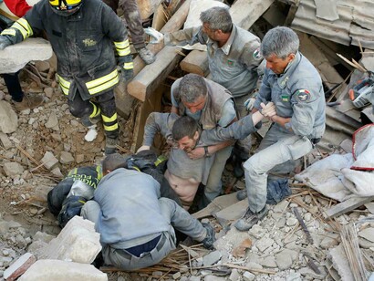 I soccorritori salvano un superstite tra le macerie