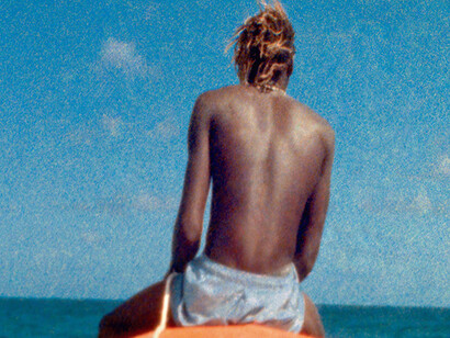 Steve McQueen
Ashes, 2002-2015
Video still
Two channel synchronized HD video transferred from 8mm and 16mm lm, with audio, projected onto a two- sided screen, 20 mins 31 secs
© Steve McQueen. Courtesy the artist, Thomas Dane Gallery and Marian Goodman Gallery