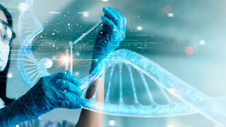 Especialista en biotecnología realizando experimentos en el laboratorio