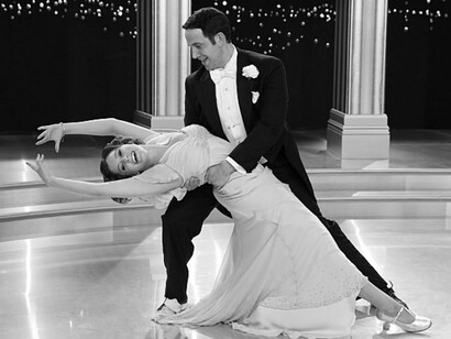  Rebecca (Rachel Bloom) y Greg (Santino Fontana) marcándose un baile