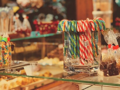 “Candy canes” o bastones de caramelo, originados en Alemania y extendidos internacionalmente como dulce común de la Navidad