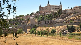 Vista del Alcázar de Toledo y el Puente de Alcántara