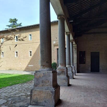 Chiesa dei Santi Vincenzo e Anastasio, Portico esterno, con colonne di spoglio recuperate da edifici romani antichi che sorreggono una struttura lignea, ph. Angelica Maria Luciani 