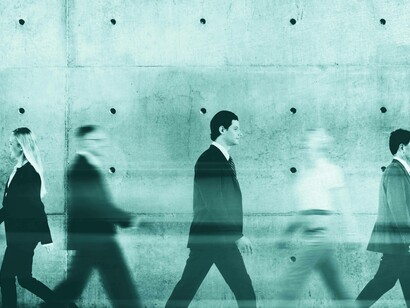 Uomini e donne che camminano: "La vera ricchezza, i legami umani, sono sempre più fragili"