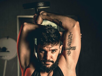 Homem faz exercícios de fortalecimento em um ginásio. As tuas dúvidas são as mesmas de todos os outros quando se iniciaram: não sabem como funciona, têm medo de parecer idiotas, não estão aptos ou não se acham bons, o suficiente, para estar aqui. Isso ultrapassa-se. Não faz diferença se estás a treinar para uma maratona, ou se nunca fizeste um abdominal na vida. Todos tiveram que começar de alguma maneira, o passo mais importante é estar presente. Se não souberes algo, pergunta; seja o que for, seja a quem for. Não existem perguntas estúpidas e tens aqui muita gente para te ajudar: os funcionários ou mesmo os teus colegas; nós