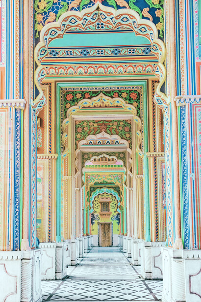 Largo pasillo acompañado de altas columnas. La abundancia se materializa con nuestras acciones. Por eso será necesario indagar sobre nuestro propósito y misión de vida