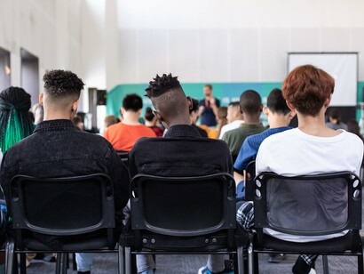 Jovens na escola. A sala de aula é lugar de crescimento.