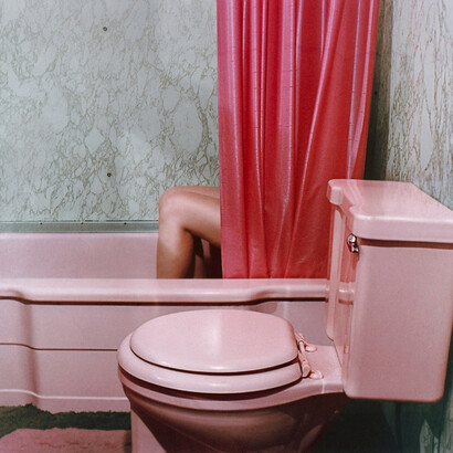 Sandy Skoglund, Knees in tub, from the series, Reflections in a Mobile Home, 1977, Courtesy of galleria Paci contemporary (Brescia, IT)