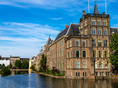 Situated beside the Hofvijver, the Binnenhof is a centuries-old political complex at the heart of The Hague. It serves as the seat of the Dutch Parliament and the offices of the Prime Minister and key government institutions