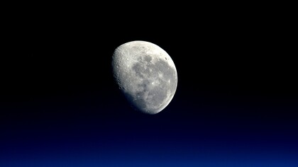 Il 1° aprile 2026 Artemis II ha riportato quattro astronauti nei pressi della Luna, oltre cinquant’anni dopo Apollo 17, completando con successo un volo di circa dieci giorni attorno al nostro satellite. Foto della Luna, credits: NASA