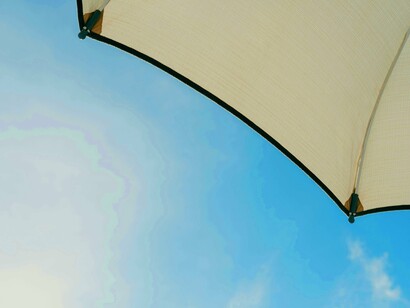 Guarda-sol em praia. Daria mais voltas na minha rua, contemplaria mais amanheceres e brincaria com mais crianças, se tivesse outra vez uma vida pela frente