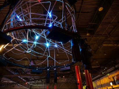 El compositor o el diseñador de sonido selecciona, organiza y transforma los materiales acústicos con un propósito expresivo. Una vez que la obra es liberada, el control sobre su recepción se disipa. Instalación audiovisual de luces fotografiada en el 35.º Congreso de Comunicación del Caos (35c3), 2018, celebrado en Leipzig, Alemania