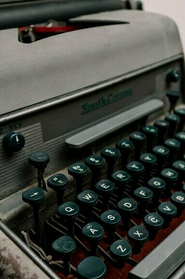 Há também um comportamento cultural enraizado: em muitas famílias brasileiras, o hábito de “guardar porque um dia pode precisar” é quase uma herança geracional. Filhos de pais e avós que viveram períodos de escassez tendem a reproduzir uma relação de respeito e prudência extrema com as coisas. Descartar algo que ainda “poderia ter utilidade” parece um desperdício imperdoável