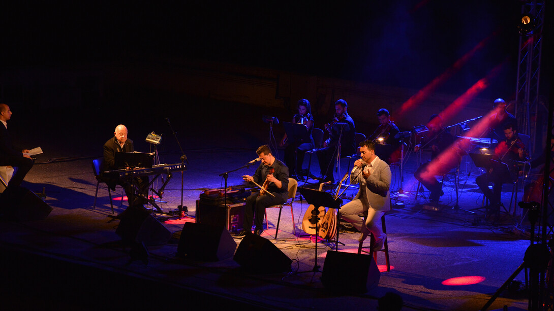 Matthaios and Konstantinos Tsahouridis along with Mimis Plessas, performing in an open theatre in northern Greece