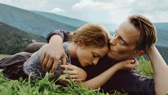 Valerie Pachner y August Diehl, protagonistas de la película 'A Hidden Life' (2019)