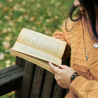 La lettura ci accoglie con una gentilezza rara, accompagnandoci nei momenti di fragilità e aiutandoci a dare un nome a ciò che sentiamo