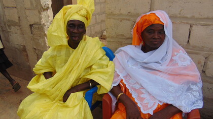 Dakar, Senegal. Mujeres en las calles del barrio de Sicap Mbao