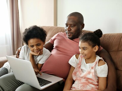 Família assiste a filme em serviço de streaming em casa. Qual seria a solução para o problema dos cinemas? Como em toda crise, identificar os defeitos é mais fácil do que os corrigir