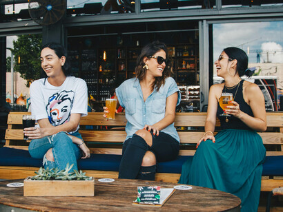 Brass Brew, localizada na histórica Casa das Caldeiras, oferece uma experiência única com suas cervejas especiais, música ao vivo e um ambiente histórico fascinante