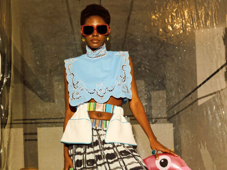 La creación de colecciones que respetan y celebran las culturas autóctonas, como en el caso de Stella Jean,  han sido pasos importantes hacia una industria más equitativa. Stella Jean; presentación de su colección