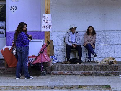 Personas frente a un comercio durante una tarde en Santiago de Chile