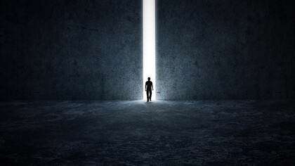 "La stanza", di Jonas Karlsson, è un romanzo che sembrerebbe far riflettere su conformismo, esclusione, intolleranza, paura della diversità e del giudizio altrui, alienazione, gerarchie e sistemi burocratici, ma che in verità fa molto altro