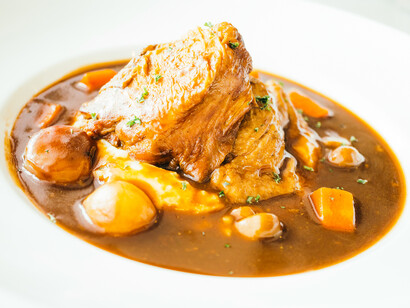 Muamba de galinha.  A gastronomia angolana é muito rica sendo influenciada pela culinária portuguesa e tendo também recebido nos últimos anos influencia brasileira