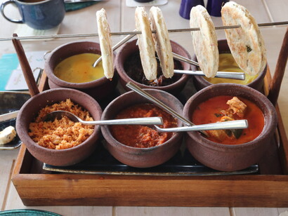 Many Sri Lankan hotels serve both local and western cuisine for breakfast © Gehan de Silva Wijeyeratne