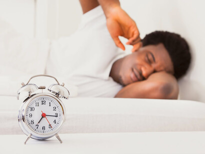 Hombre con dificultad para despertarse: sentir fatiga, dolor de cabeza o tener problemas digestivos pueden ser señales que nos envía nuestro organismo por falta de sueño de calidad