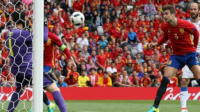 Piqué marcando el primer gol de la Selección Española en la Euro 2016