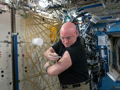 Scott Kelly, effettua un prelievo a bordo della Stazione Spaziale Internazionale