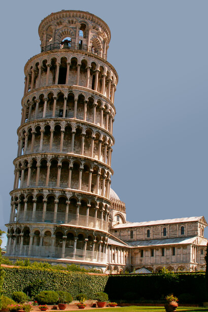 A Torre de Pisa, em Pisa, Itália, foi projetada para ser perfeitamente vertical, mas começou a inclinar no século XII. Junto ao Duomo, forma um Patrimônio Mundial da UNESCO que encanta pela história e beleza arquitetônica