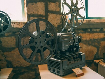 Talvez não seja apenas nostalgia. Talvez o verdadeiro cinema ainda precise do cinema para existir plenamente