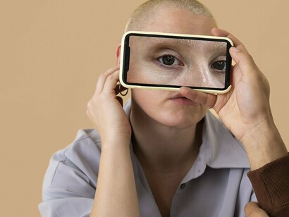 A constante exposição da vida privada e a comparação com a vida alheia alimentam a necessidade de se destacar e de ser admirado. Com isso, surge a ansiedade de manter uma imagem perfeita, que não reflete, muitas vezes, a realidade