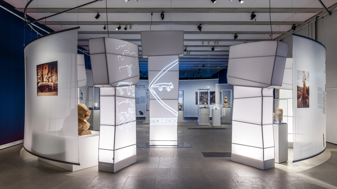 Gebaute gemeinschaft. Göbeklitepe, Taş tepeler und das leben vor 12.000 jahren, ausstellungsansicht. Mit freundlicher genehmigung der James-Simon-Galerie