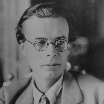 Aldous Huxley, a través de sus novelas y ensayos, ejerció como crítico de los roles, convenciones, normas e ideales sociales de su tiempo