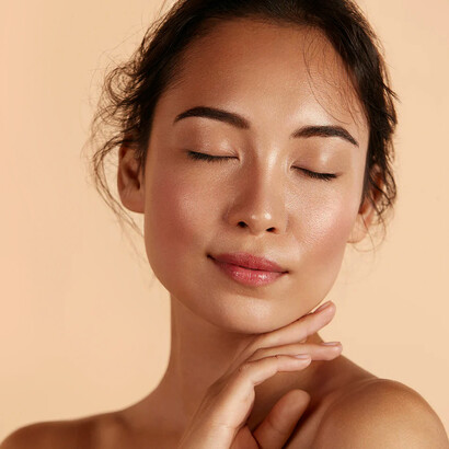 Mujer con maquillaje de aspecto natural