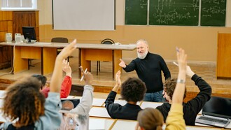 O modelo da Escola Inclusiva, consagrado pelo Decreto-Lei 54/2018, é um marco civilizacional inquestionável e humanamente necessário. A ideia de que nenhum aluno deve ser deixado para trás e de que a escola se deve adaptar à criança, e não o contrário, é nobre, na teoria… No entanto, a sua aplicação prática recai quase exclusivamente sobre os ombros dos docentes, muitas vezes sem os recursos humanos e logísticos prometidos. Num sistema onde as turmas continuam a ser numerosas, o professor vê-se perante o desafio hercúleo de desenhar percursos de aprendizagem distintos para uma única turma