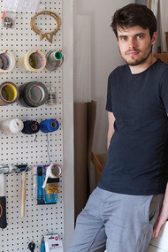 O designer e ilustrador Kyle Bean transforma materiais inusitados como papel, cascas de ovo e raspas de lápis em obras de arte que encantam pela precisão e pela criatividade. Suas peças exploram conceitos inteligentes e mensagens profundas