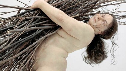 Woman with Sticks, 2009 Matériaux divers Courtesy Hauser & Wirth © Ron Mueck Photo Courtesy Hauser & Wirth, Londres.