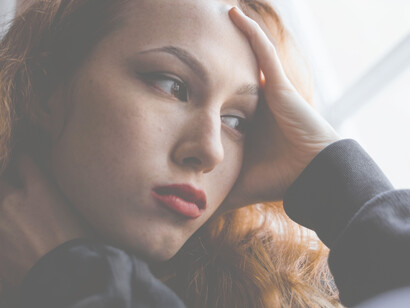 Rossetto. Mi piace spalmarlo con le dita, denso e pastoso, come a coprire anche le lacerazioni rugose che ho nell’anima