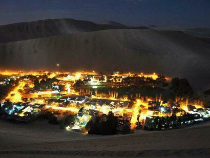 Vista del oasis durante la noche