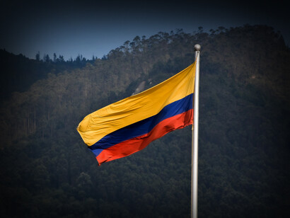 Bandera de Colombia en una paisaje montañoso