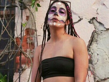 Vista por nós do campo da moda como estética de resistência, A estética latina, quando vivida de dentro para fora, não é apenas alegre ou colorida, ela é resistente. Vem de realidades onde o fazer manual é mais do que técnica: é sobrevivência, cultura viva e herança familiar